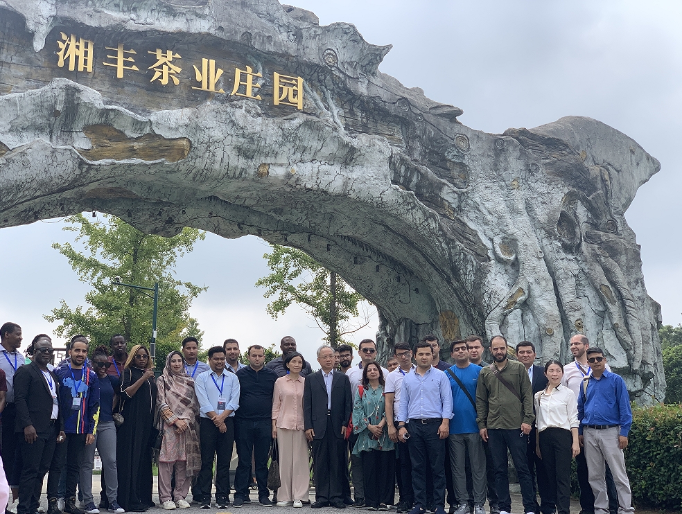發(fā)展中國家稅務統(tǒng)計信息化管理官員研修班赴湘豐茶業(yè)集團考察